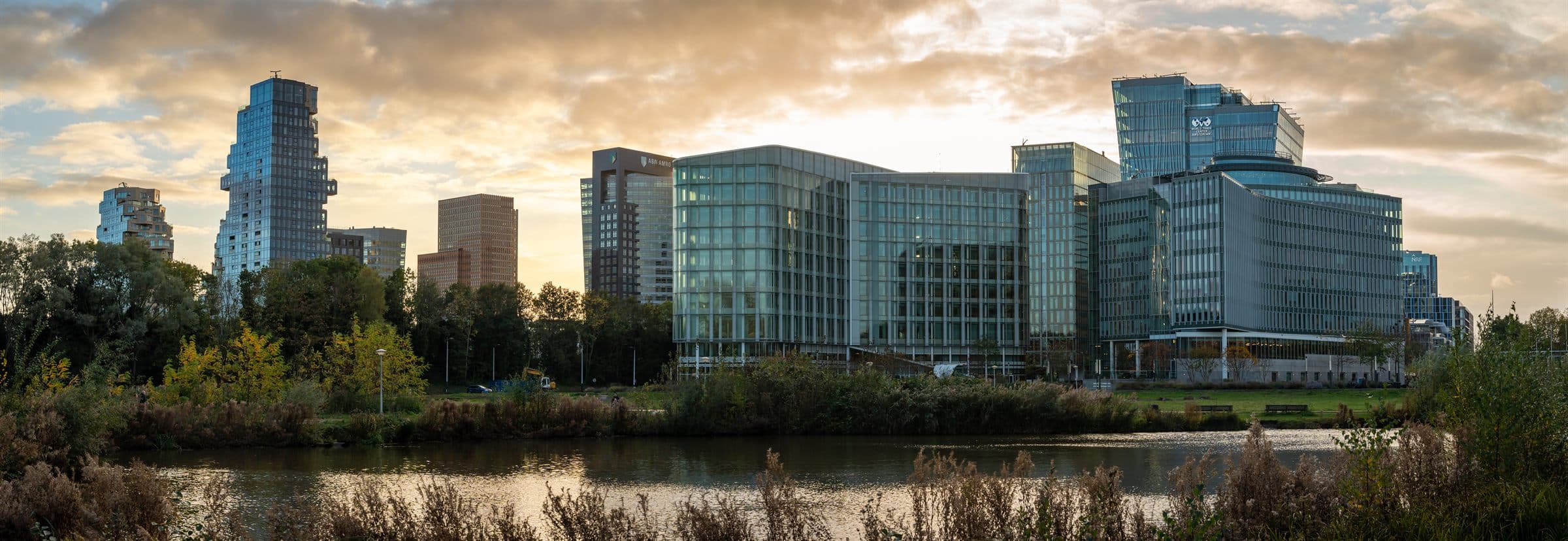 Panorama van de Zuidas in warm licht